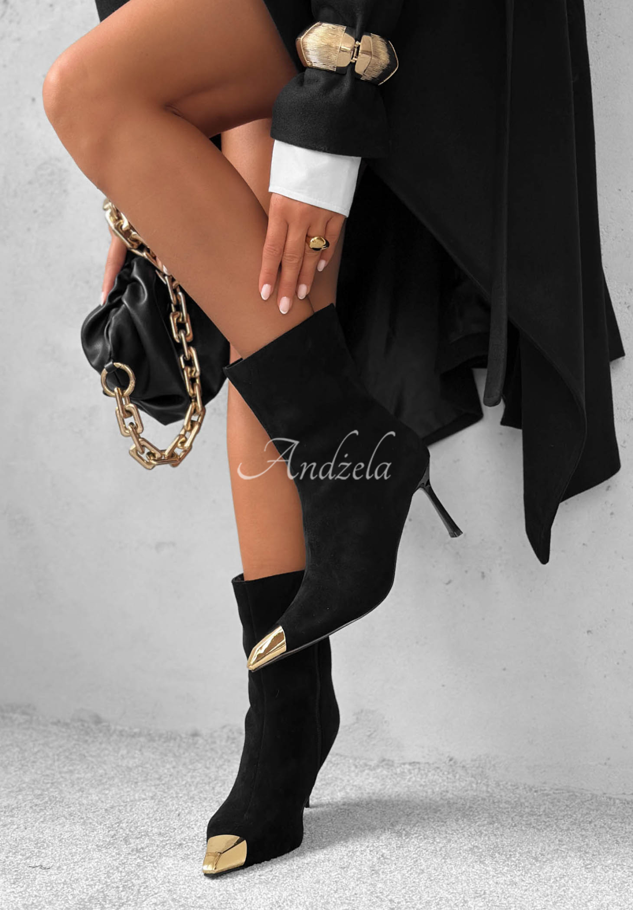 Botine din piele întoarsă cu toc stiletto și detaliu auriu One More Thing