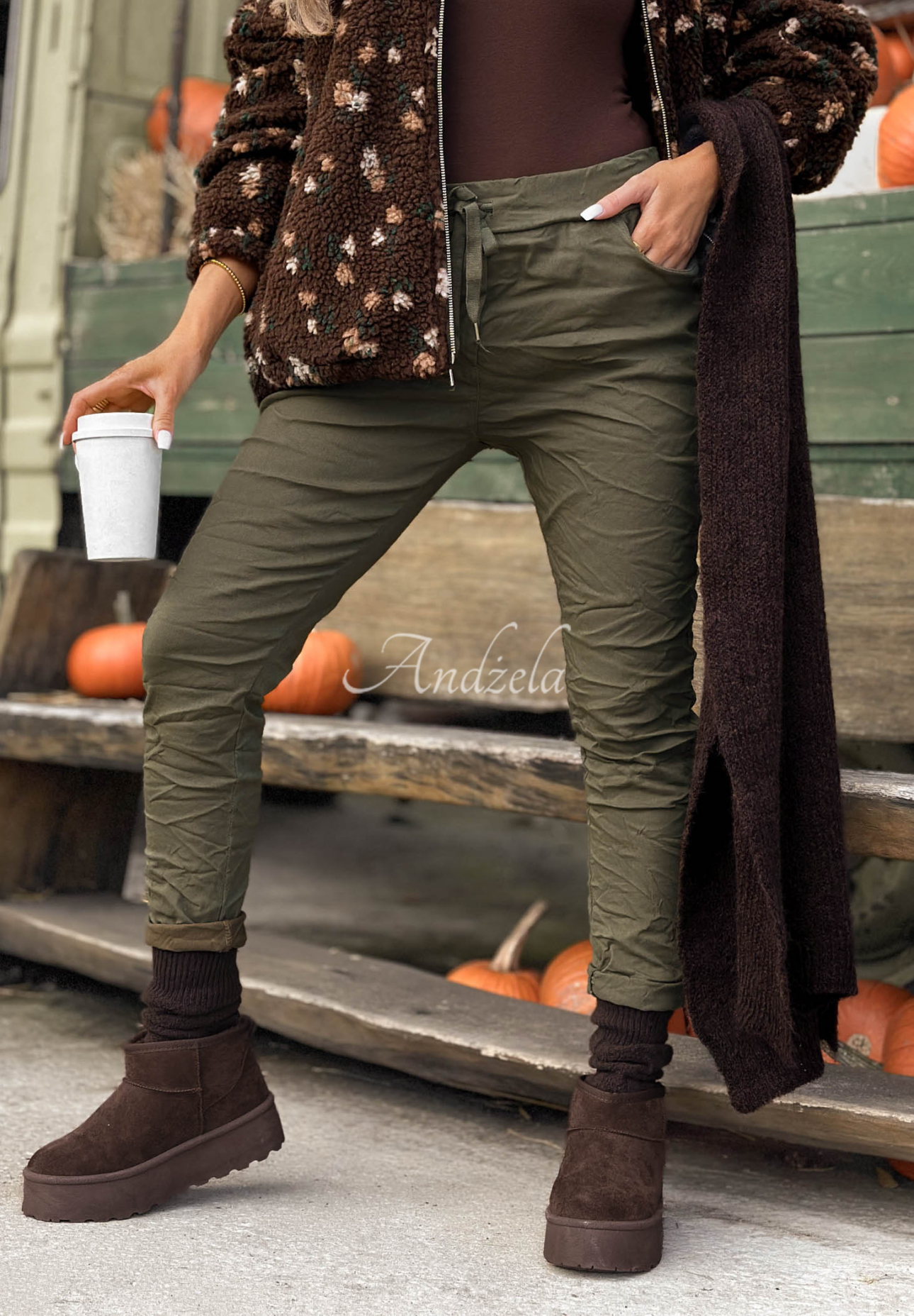 Pantaloni din vâscoză cu elastic în talie Tea Mood
