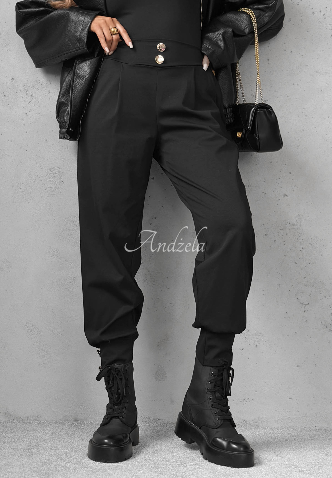 Pantaloni jogger din vâscoză cu nasturi Divine Charm