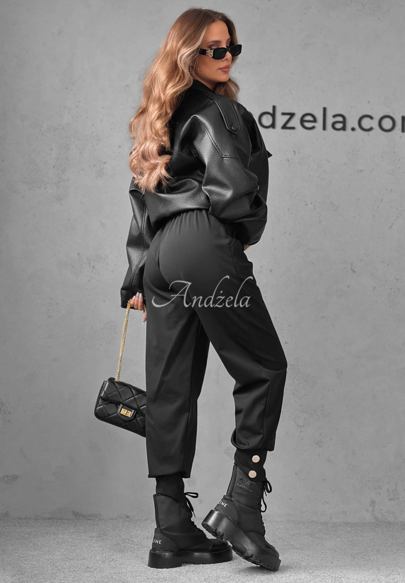 Pantaloni jogger din vâscoză cu nasturi Divine Charm