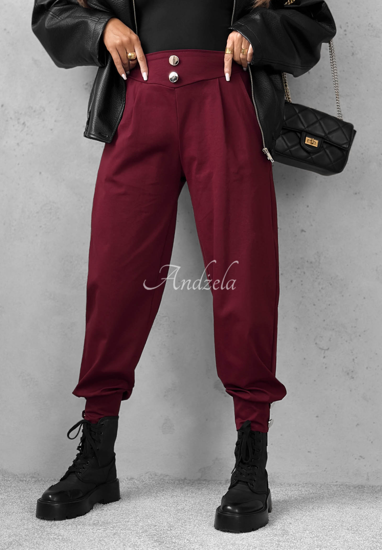 Pantaloni jogger din vâscoză cu nasturi Divine Charm