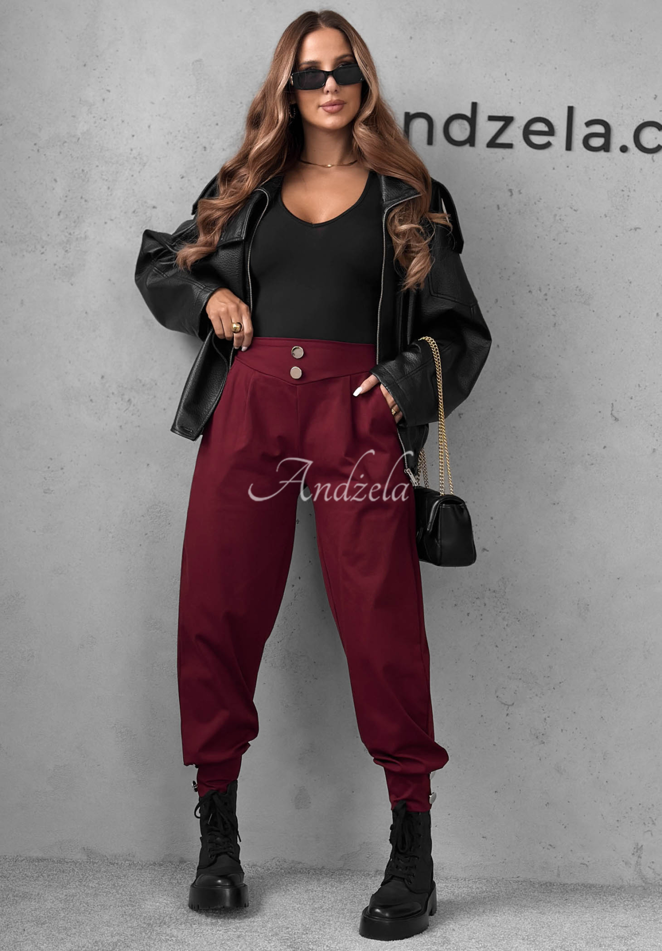 Pantaloni jogger din vâscoză cu nasturi Divine Charm
