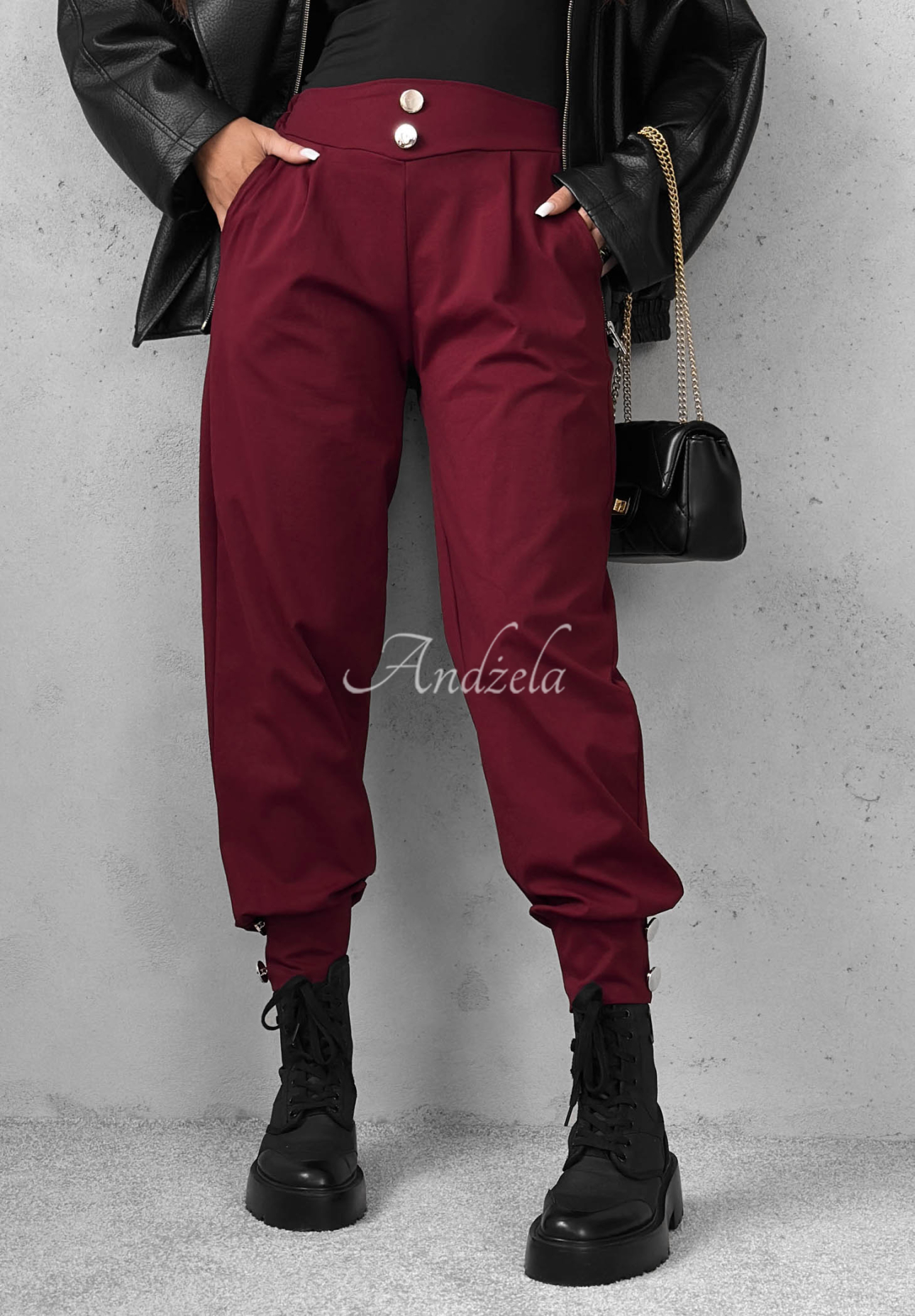 Pantaloni jogger din vâscoză cu nasturi Divine Charm