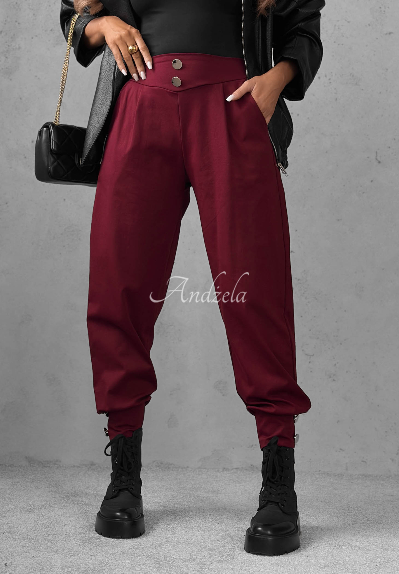 Pantaloni jogger din vâscoză cu nasturi Divine Charm