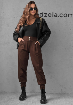 Pantaloni jogger din vâscoză cu nasturi Divine Charm