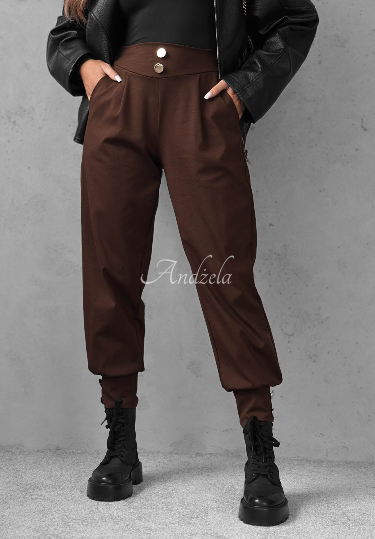Pantaloni jogger din vâscoză cu nasturi Divine Charm