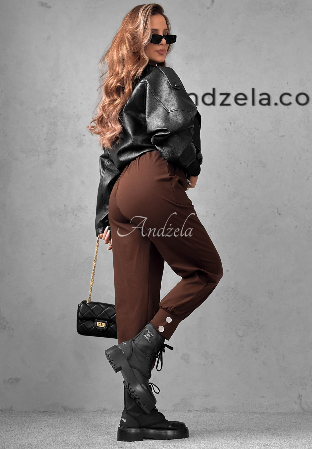 Pantaloni jogger din vâscoză cu nasturi Divine Charm