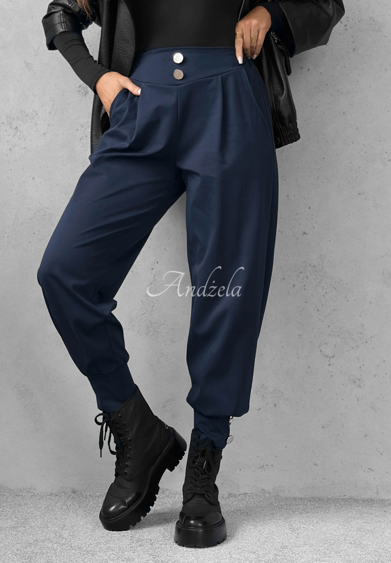 Pantaloni jogger din vâscoză cu nasturi Divine Charm