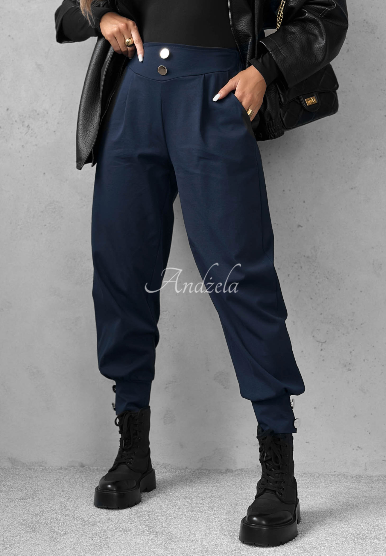 Pantaloni jogger din vâscoză cu nasturi Divine Charm