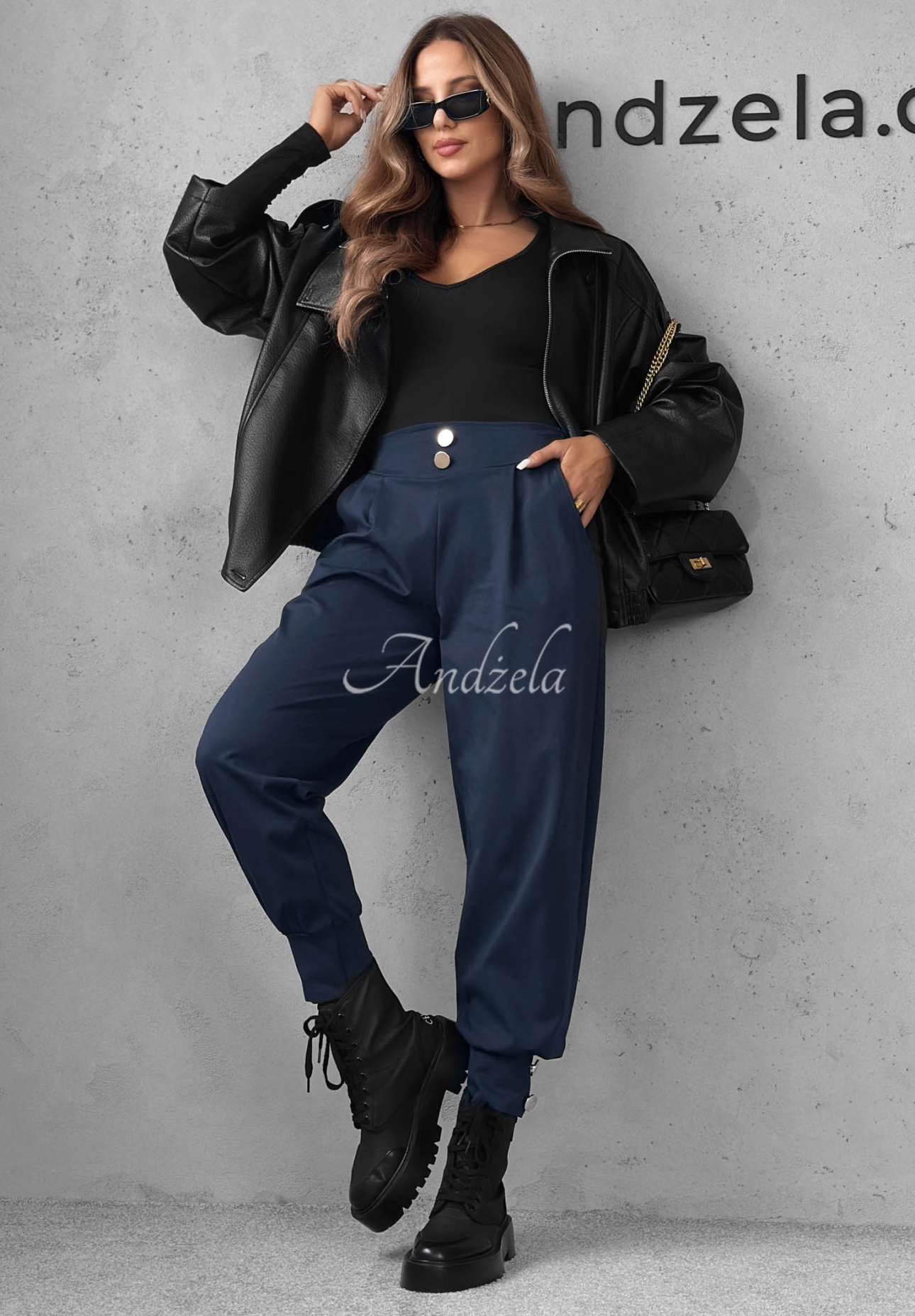 Pantaloni jogger din vâscoză cu nasturi Divine Charm