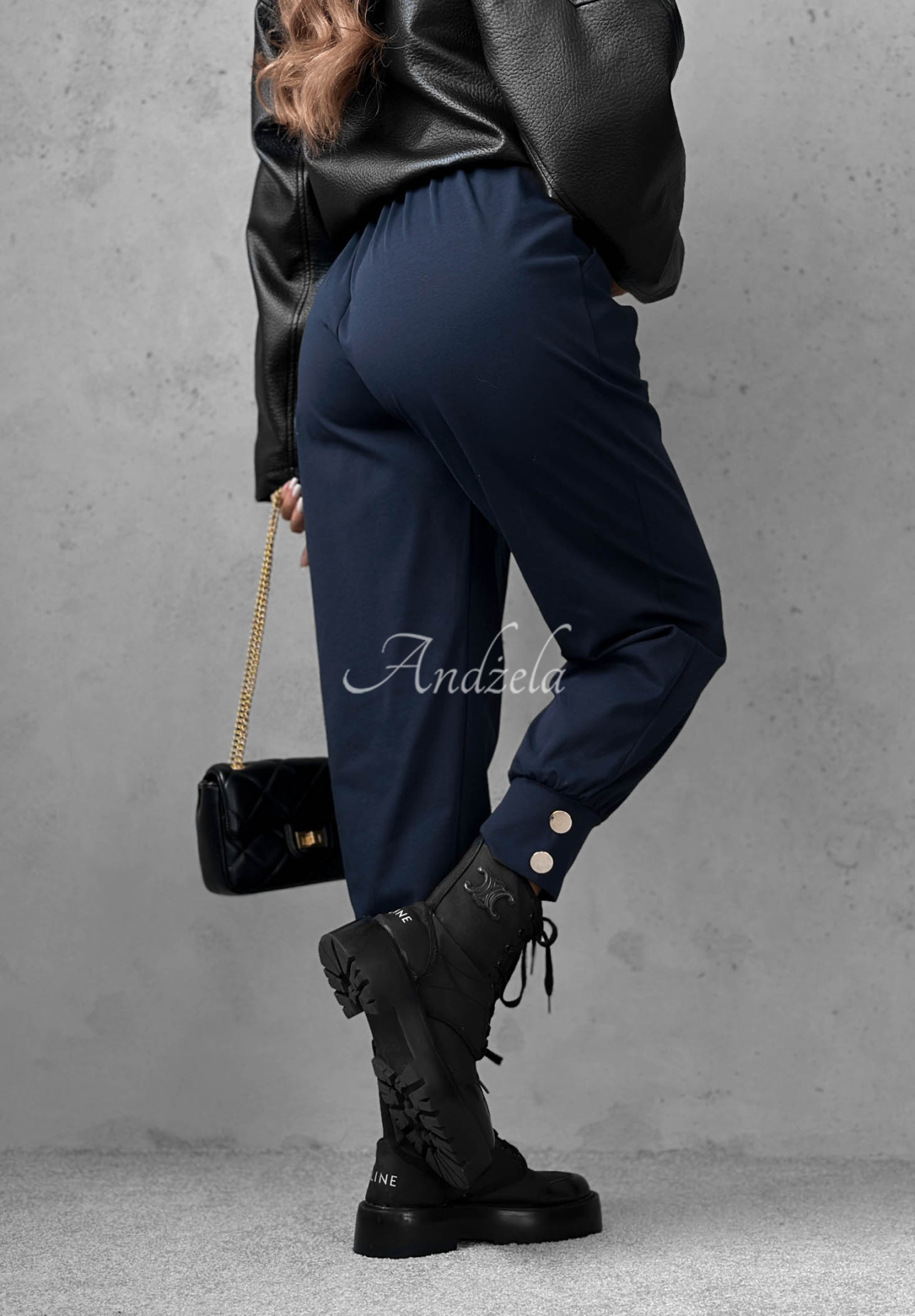 Pantaloni jogger din vâscoză cu nasturi Divine Charm