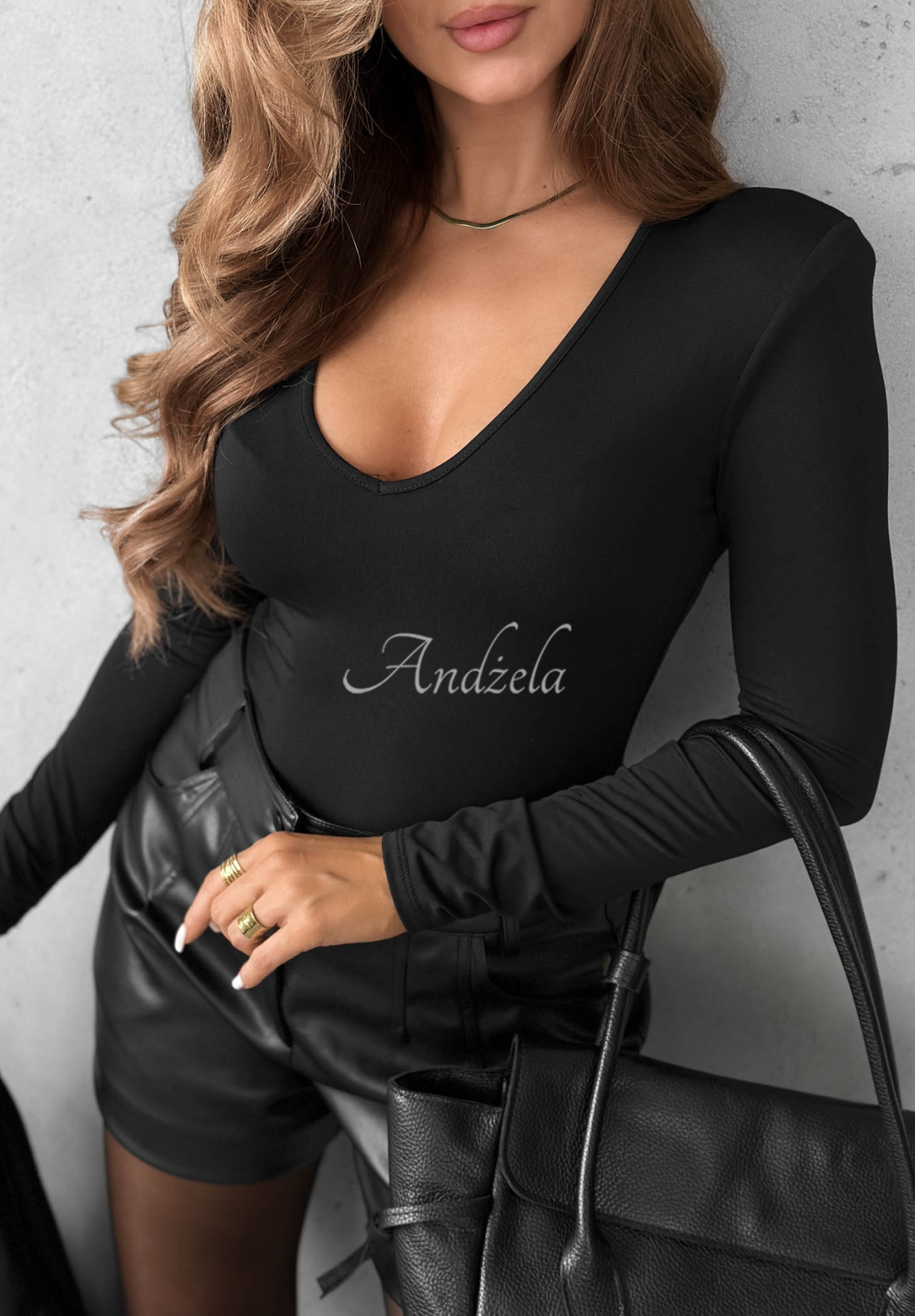 Bluză cu mânecă lungă și decolteu Main Girl negru