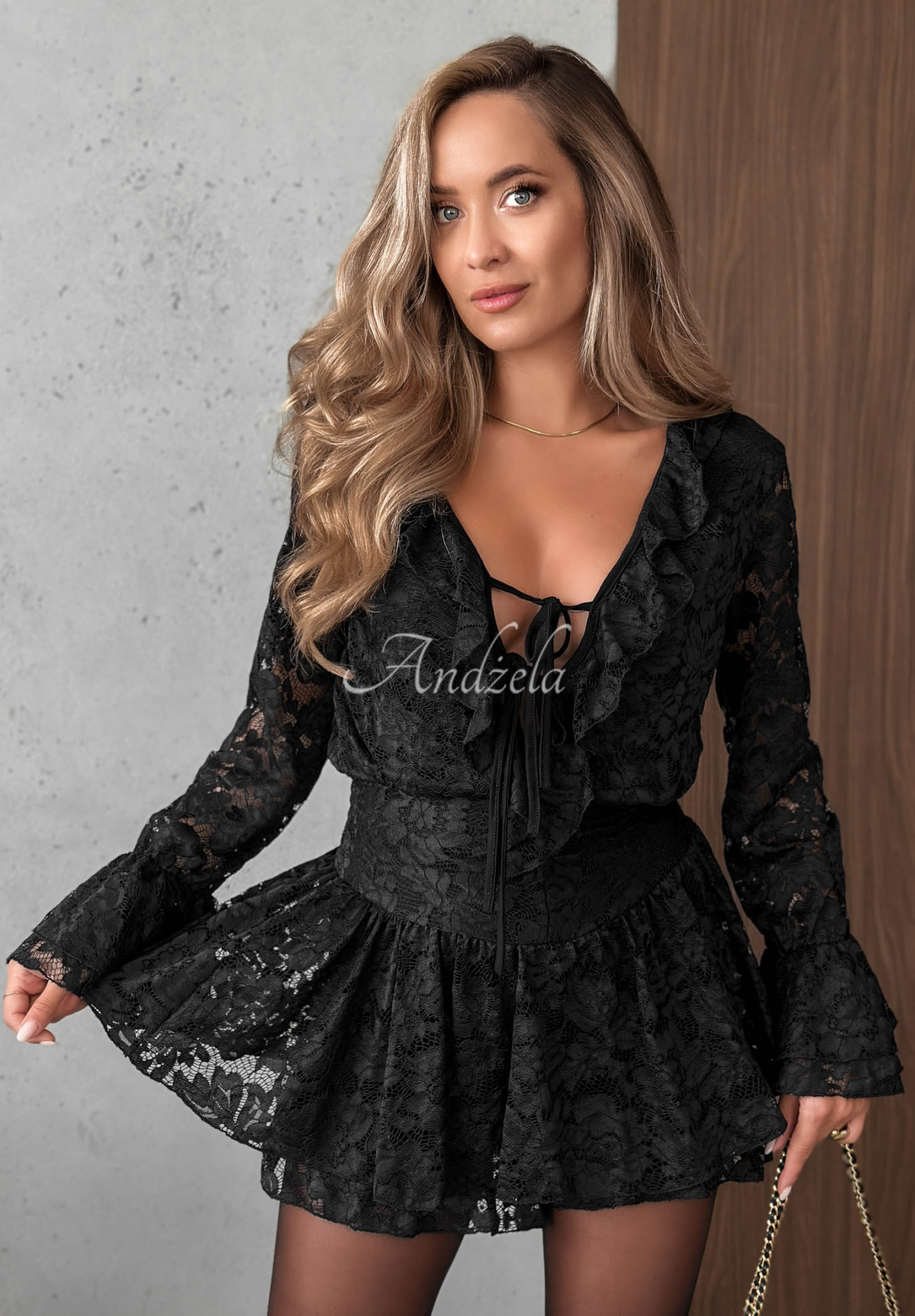 Salopetă scurtă din dantelă cu volănașe Pretty Angel