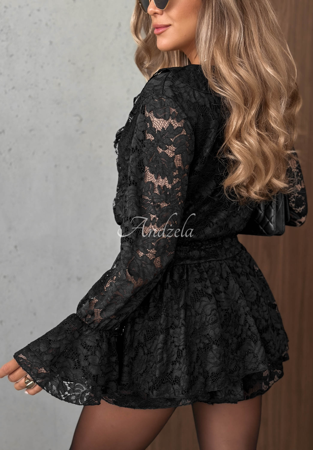 Salopetă scurtă din dantelă cu volănașe Pretty Angel