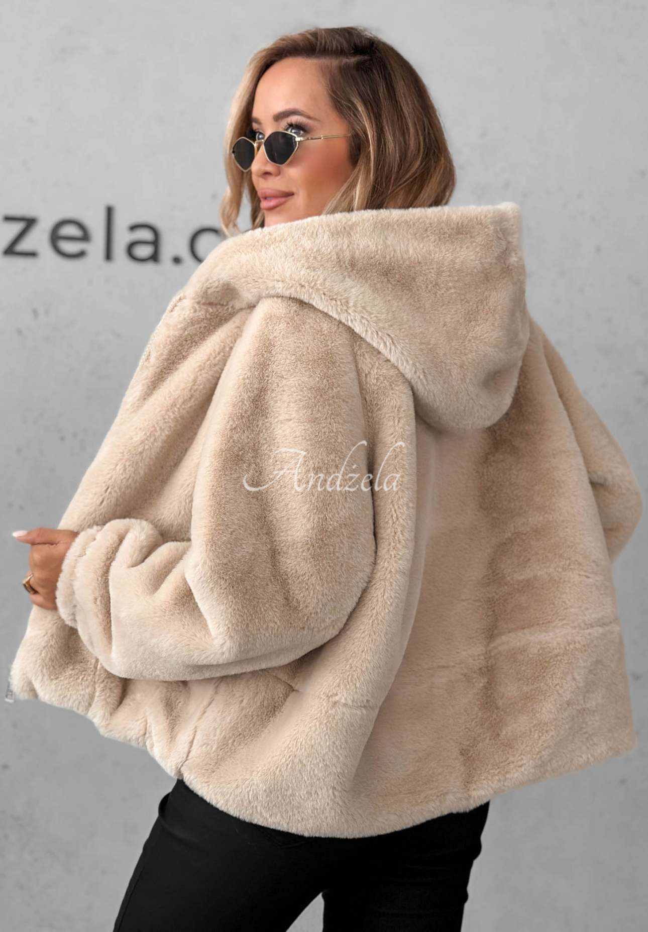Geacă scurtă din blăniță cu glugă Fluffy Babe