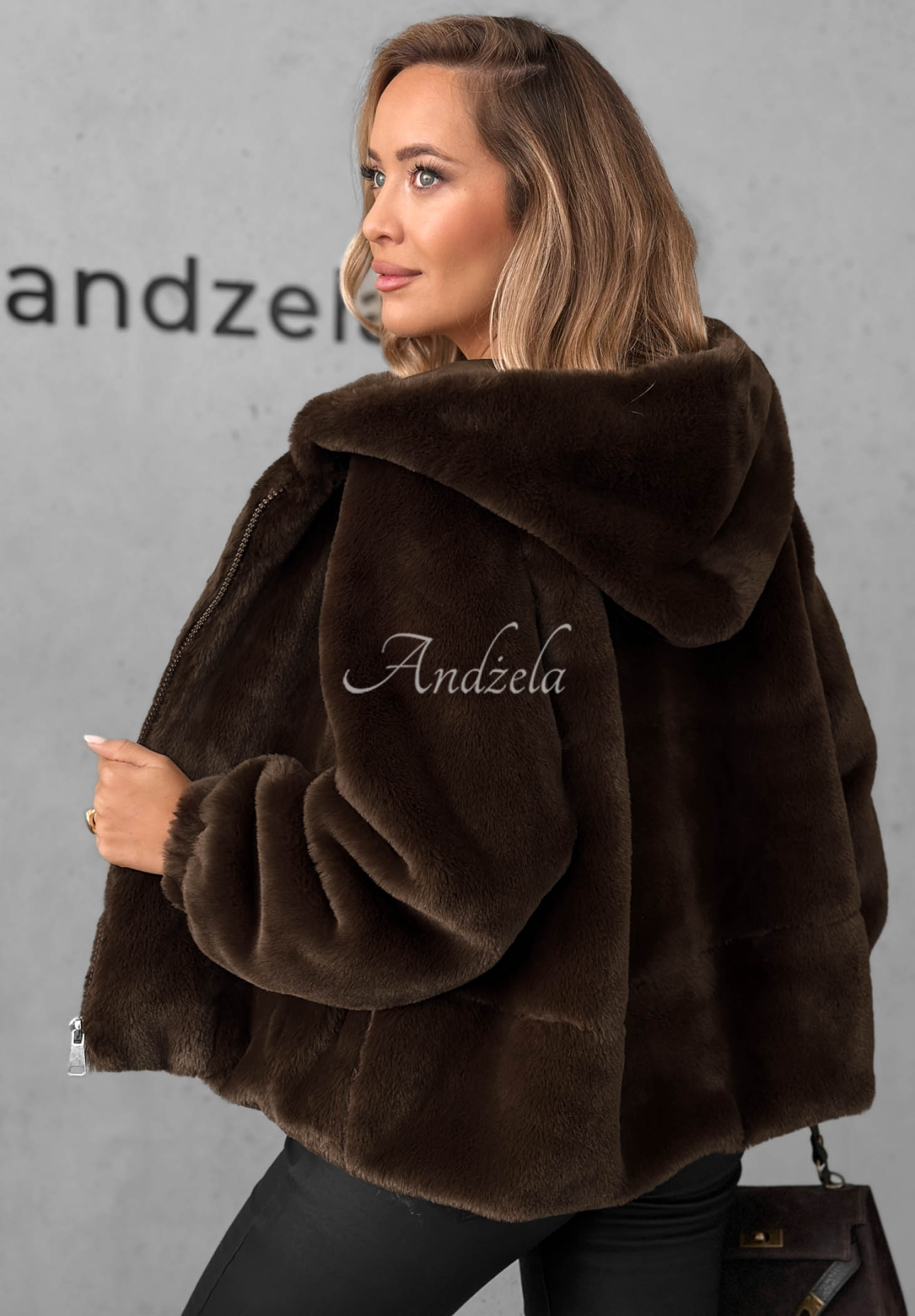 Geacă scurtă din blăniță cu glugă Fluffy Babe