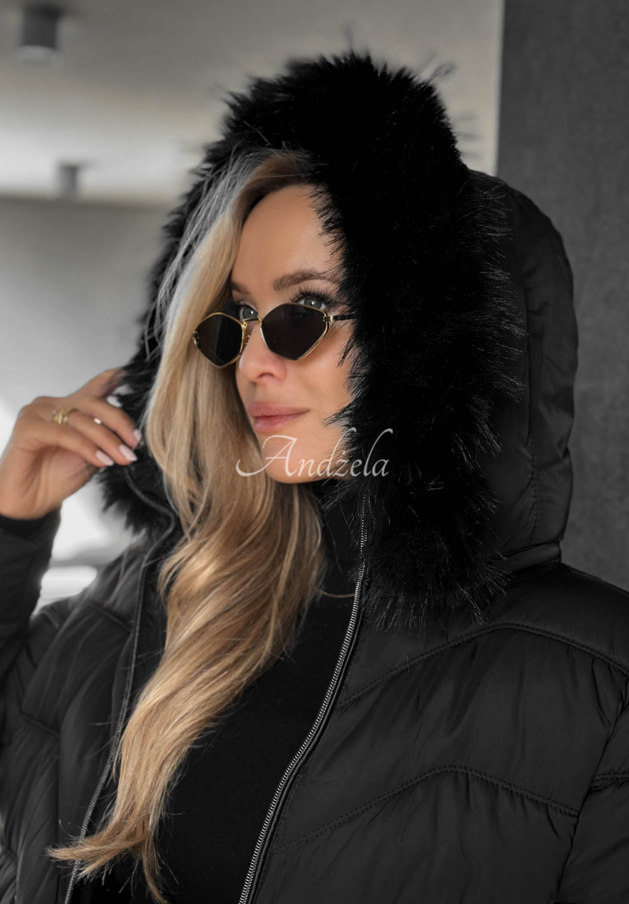 Geacă scurtă matlasată cu blăniță la glugă Frost Belle