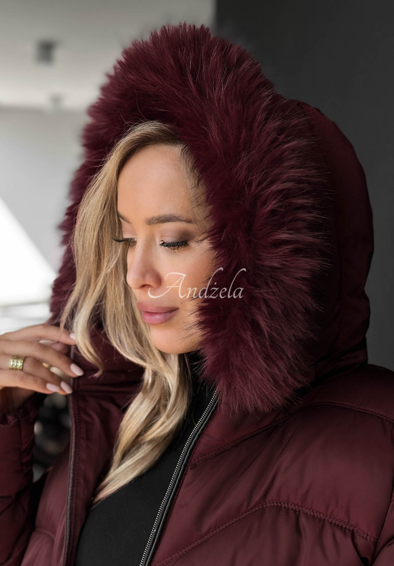 Geacă scurtă matlasată cu blăniță la glugă Frost Belle