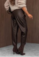Skórzane Pantaloni mom fit z paskiem Pretty Autumn ciocolatii